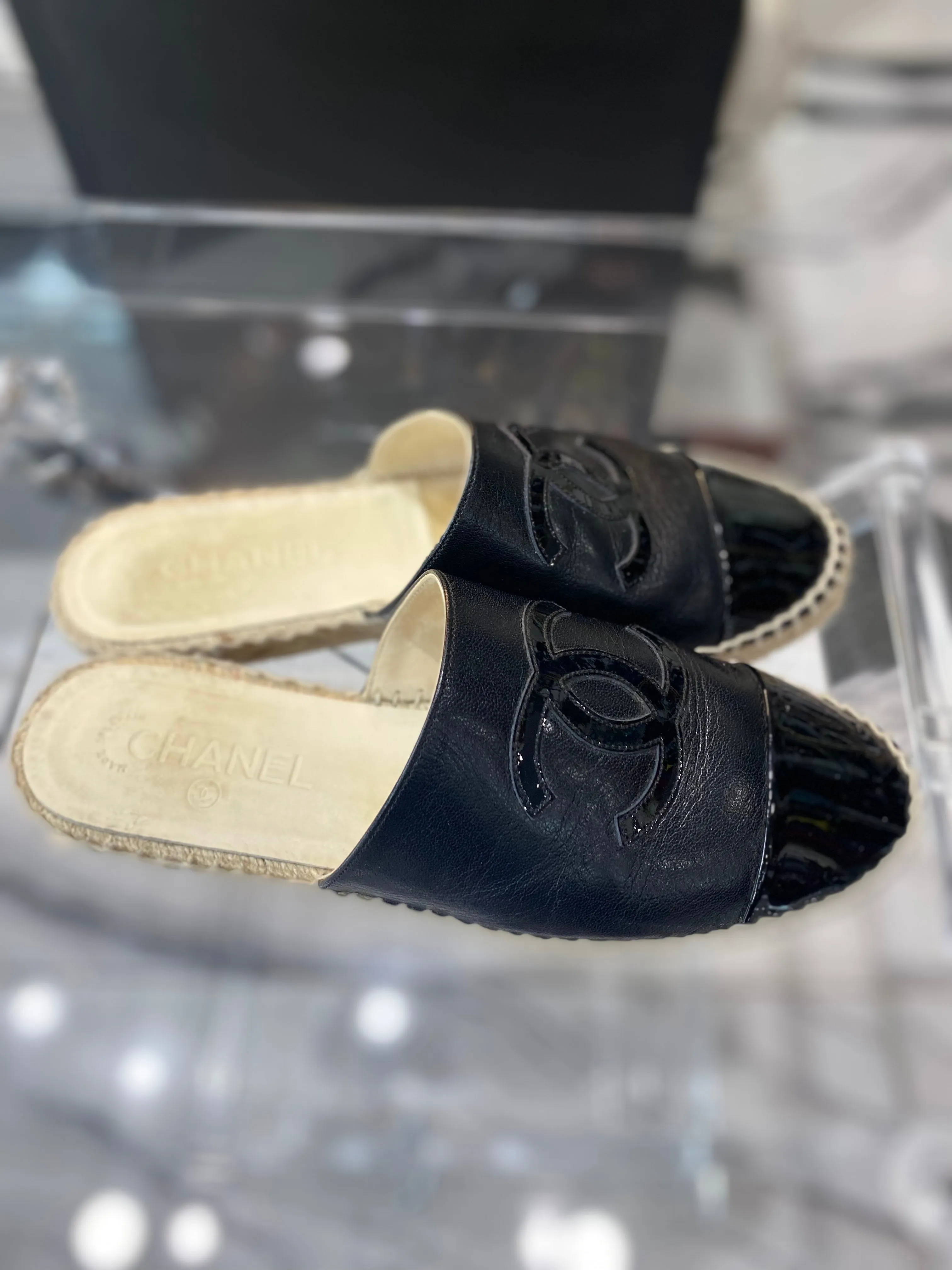 CHANEL CC CAP TOE LEATHER ESPADRILLE MULES