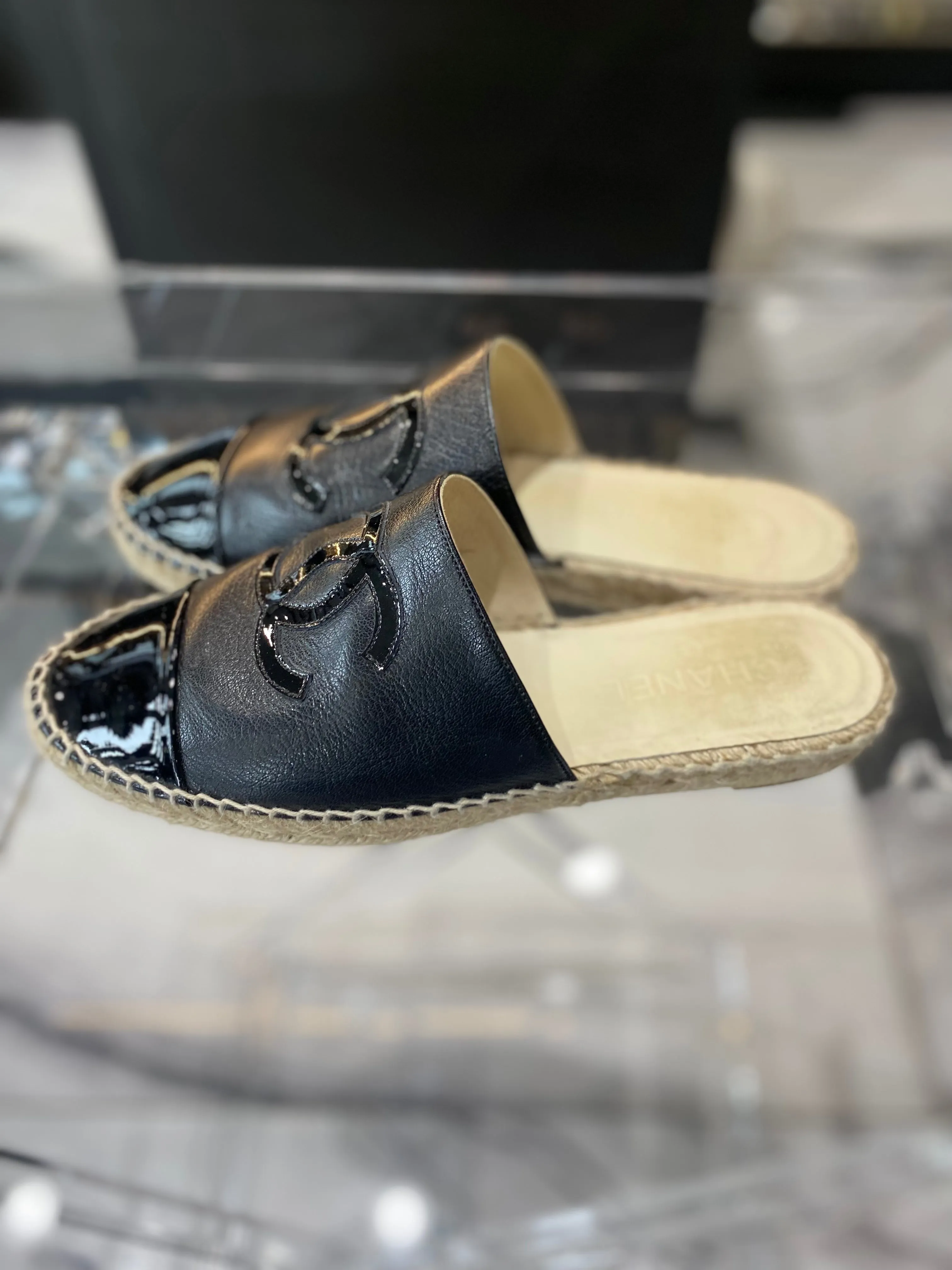 CHANEL CC CAP TOE LEATHER ESPADRILLE MULES