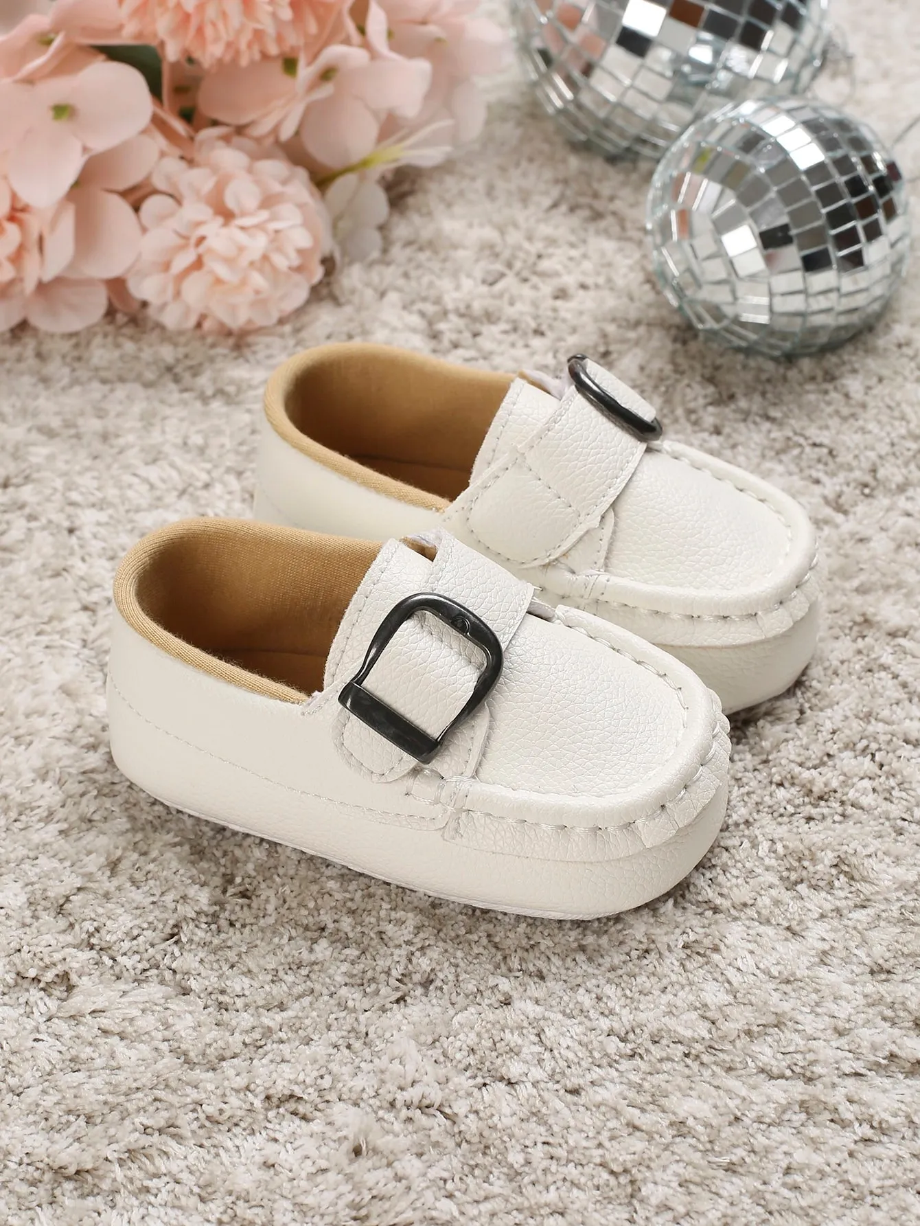 SHEIN Baby Metal Decor Litchi Embossed Buckle Decor Loafers